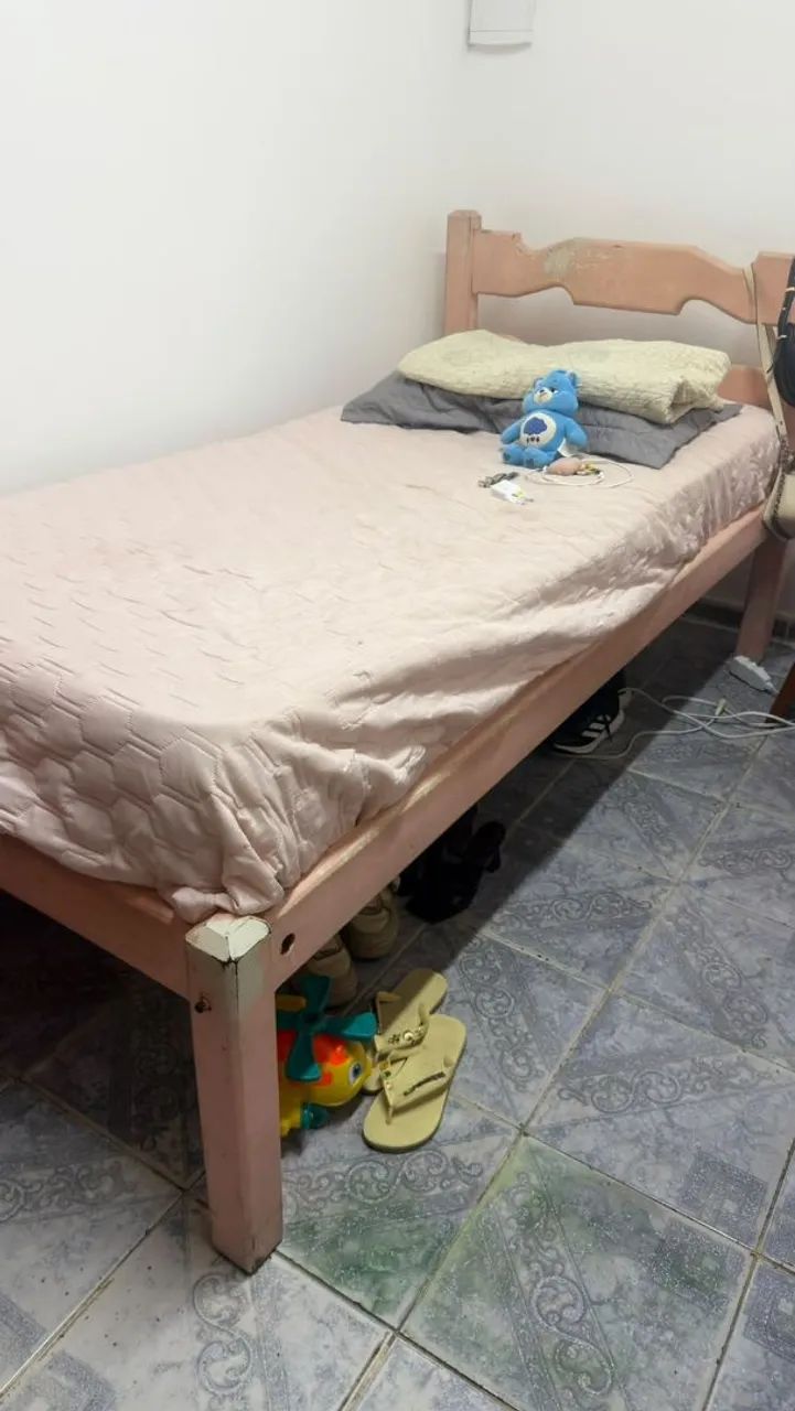 Vendo cama de madeira com colchão  - Foto 2