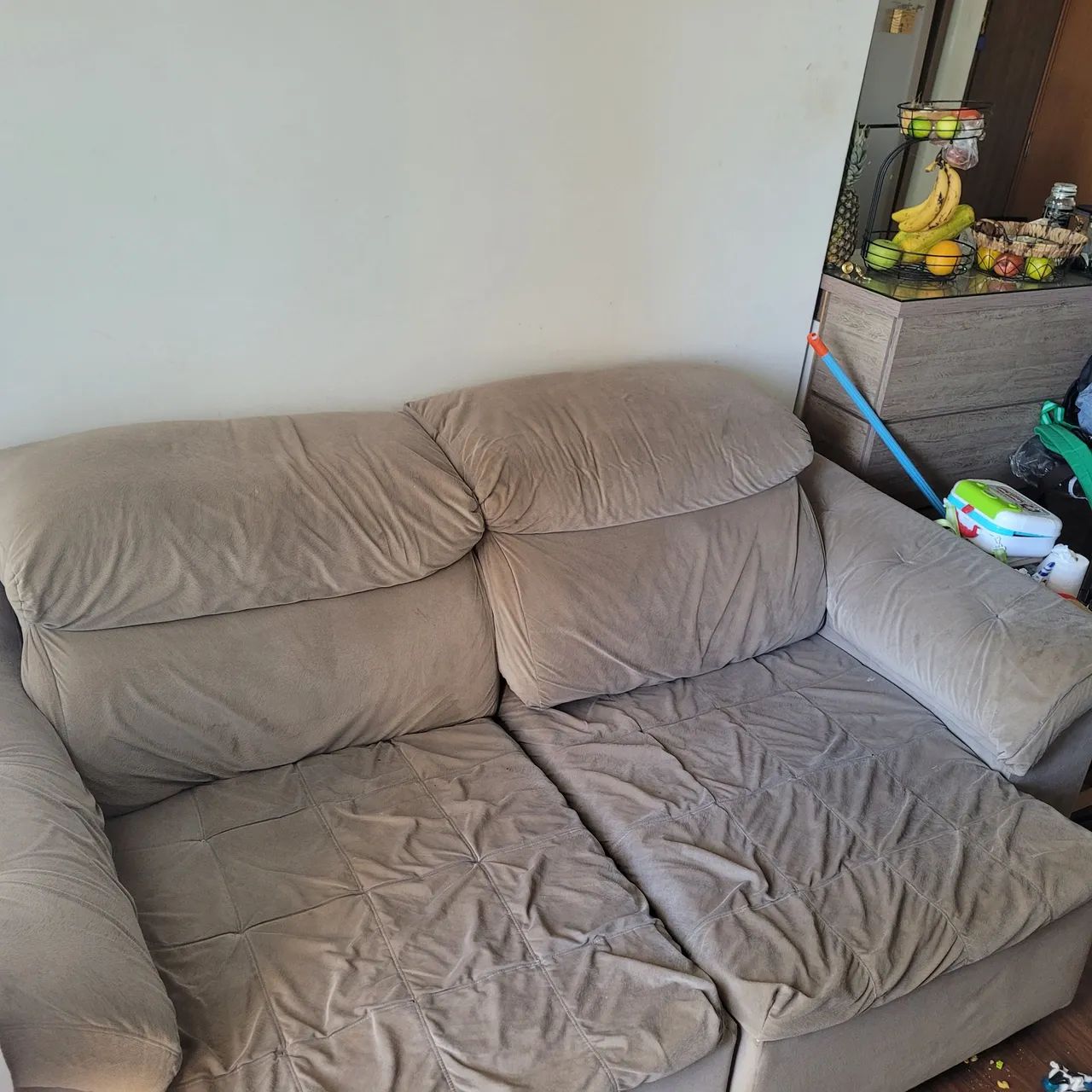 Vendo sofá tecido suede cinza rato quse 2,20m - Foto 2