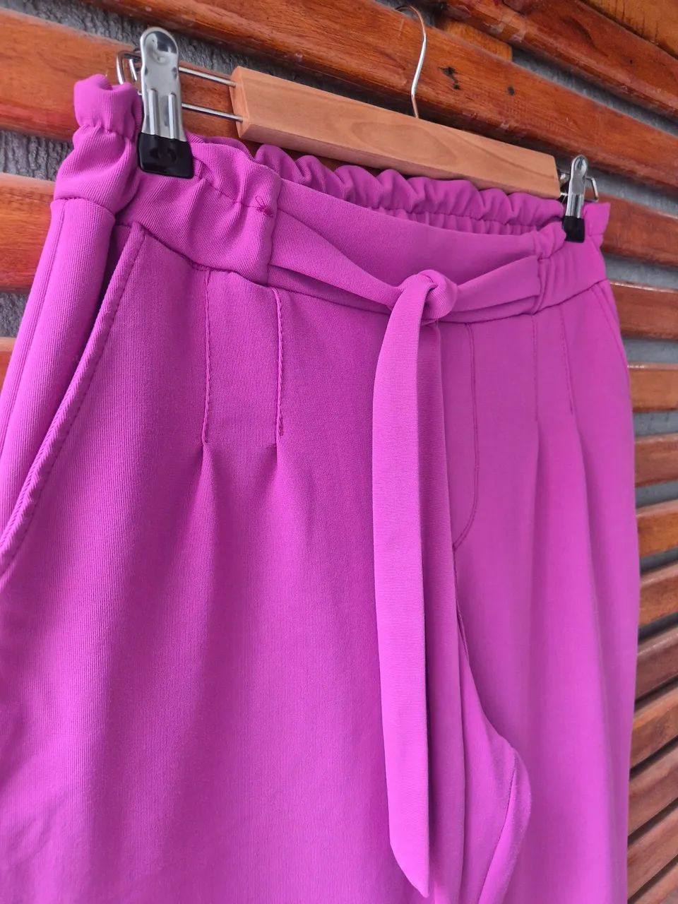 Calça na cor pink com elástico atrás e detalhe em amarração tam.M