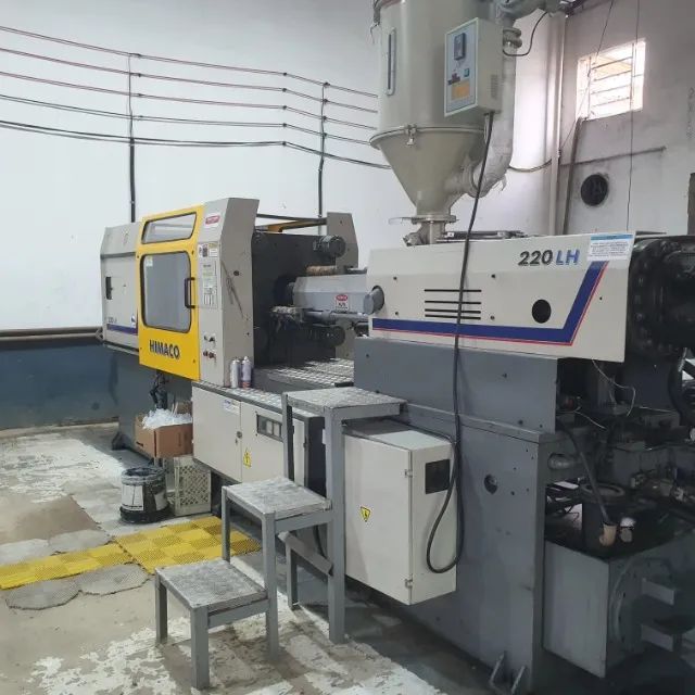 Injetora para Plásticos Himaco 220 Ton