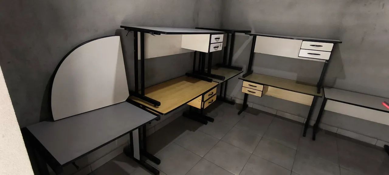 Mesa de escritório com gaveta
