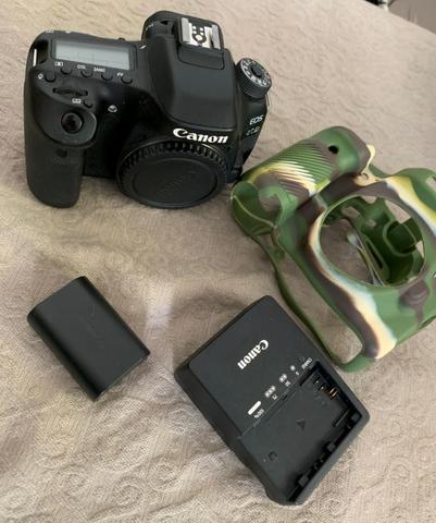 Canon 80D com capa camuflada