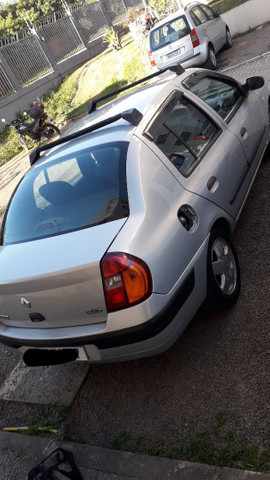 Vendo ou troco Clio sedan 2004 completo - Foto 2