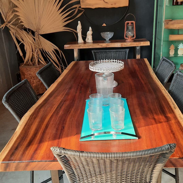 Mesa de jamtar ou espaço gourmet.