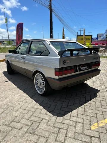 Gol GL 1989 restaurado, interior monocromático e aro 17 do Gol GT