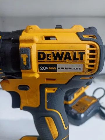 Furadeira Parafusadeira Dewalt 20V com 2 baterias