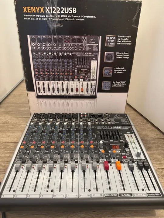 Mesa de Som Behringer Xenyx X1222USB