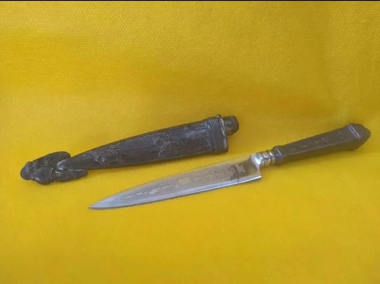 * MT Faca de Mesa Antiga com Bainha Decorada