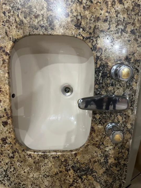 Pia para banheiro grande com tampo de granito de alto padrão, cuba incepa, misturador deca - Foto 3