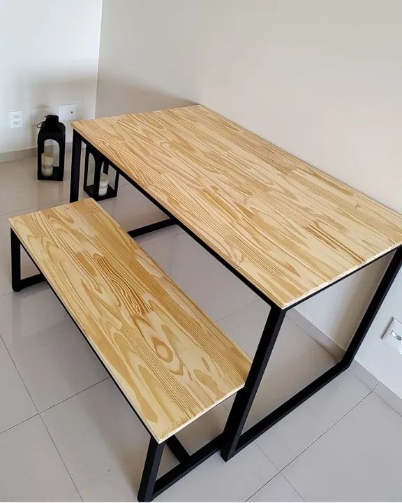 Conjunto Mesa e Banco de Madeira com Estrutura de Ferro