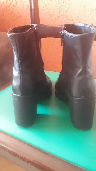 Bota cano curto feminina em couro sintético com zíper nº37 usada - Foto 4