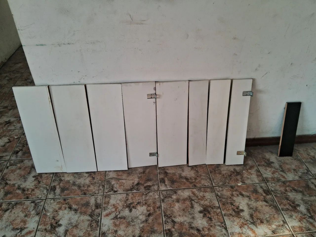 Lote com 9 prateleiras de madeira