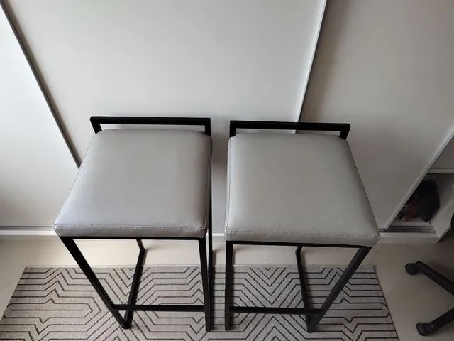 2 banquetas em metal preto e cinza em linho - Foto 3