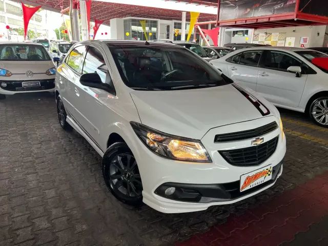 CHEVROLET - ONIX HATCH EFFECT 1.4 8V F.POWER 5P MEC. - BRANCO - 2016 - GB  VEÍCULOS - Barra Mansa/RJ