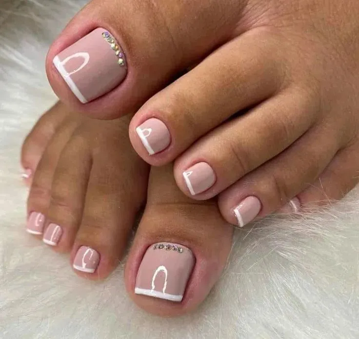 Pedicure com design delicado e elegante