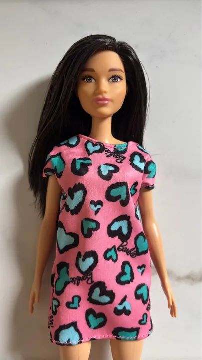 Boneca Barbie com vestido de coração ASIÁTICA