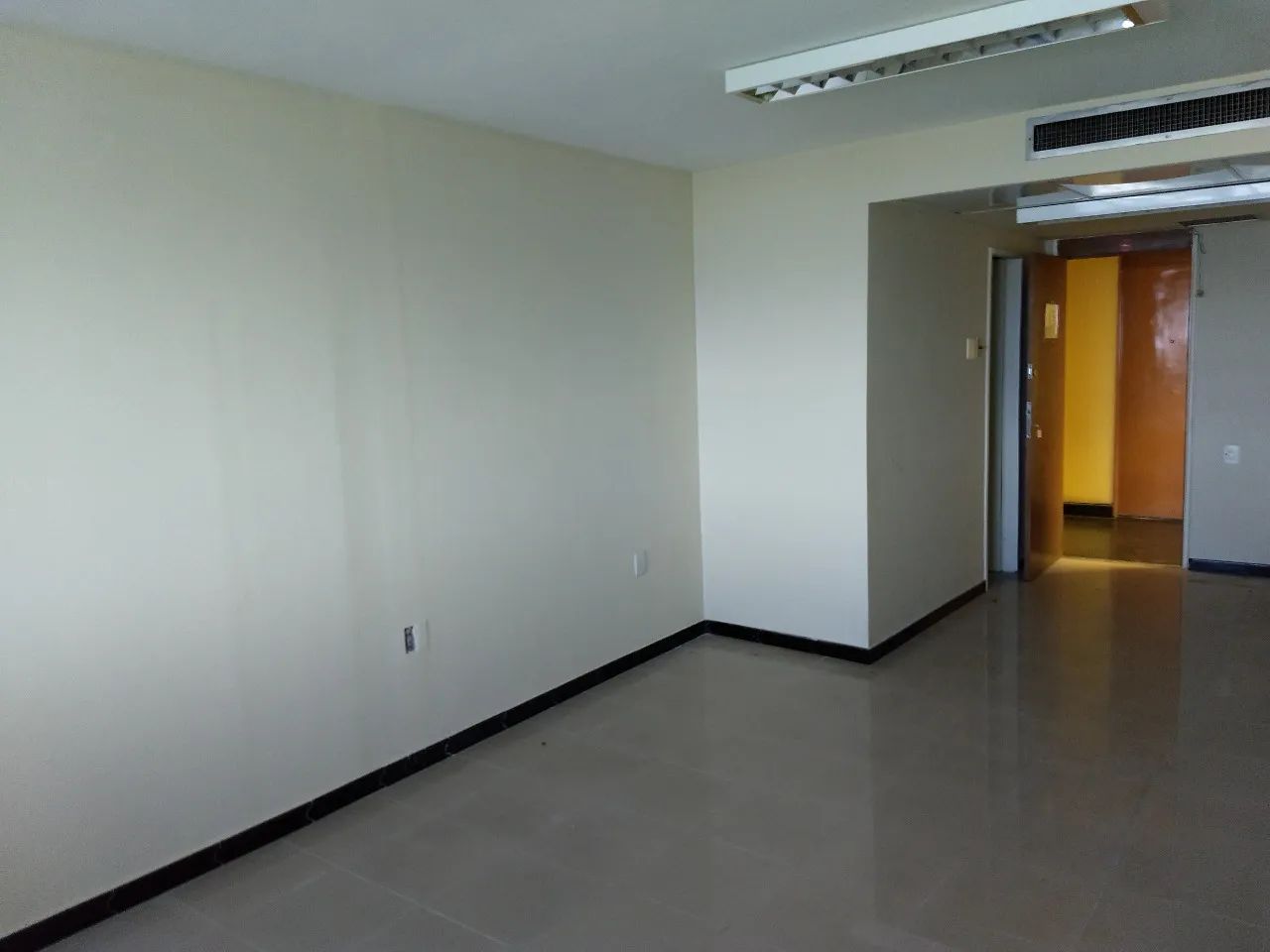 Venda e Aluguel de Salas Comerciais de 30m² a 120m² no Centro do Rio  Ao Lado do Aeroporto - Foto 3