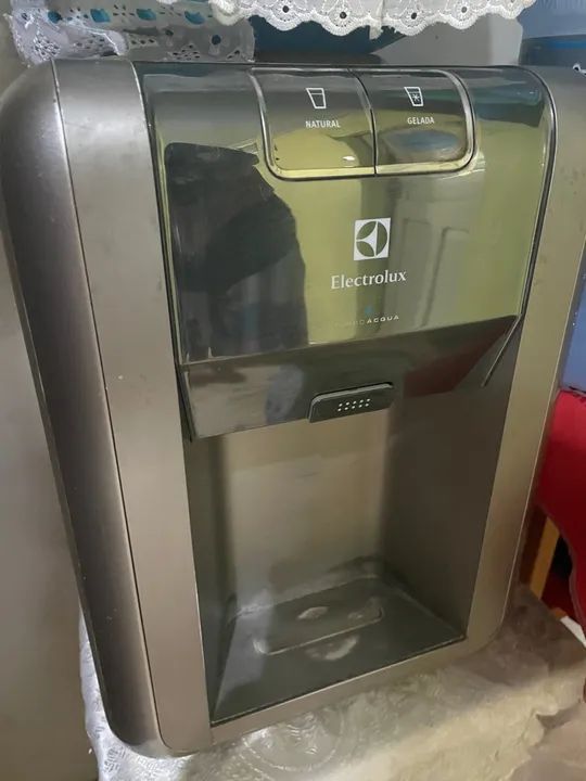 Bebedouro Electrolux com água natural e gelada