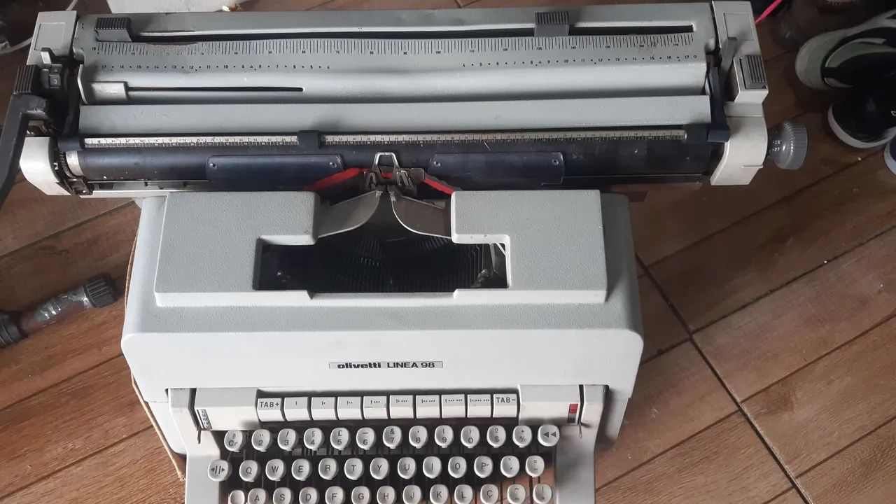 Máquina de escrever Olivetti Linea 98