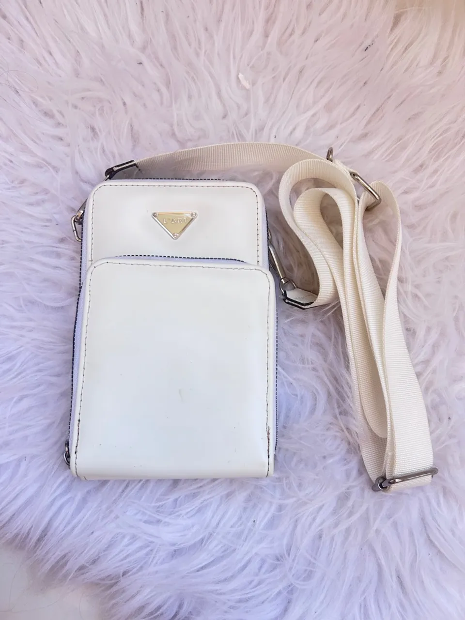 Bolsa transversal branca com detalhe em metal