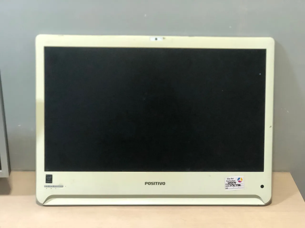 Monitores com suportes e cabos