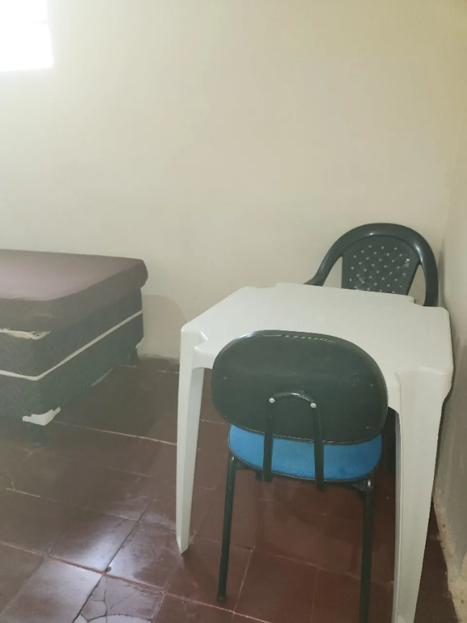 quarto no centro, semi-mobiliado, livre de custos por $ 680,00 - Wthatz/Fone *