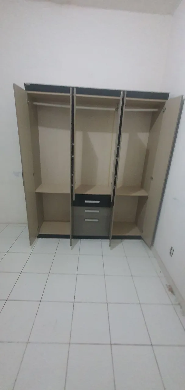 Guarda-Roupa Moderno com Amplo Espaço Interno
