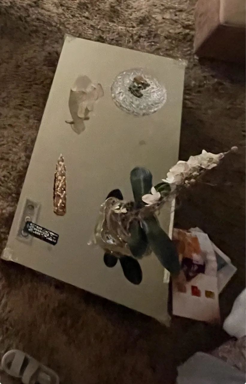 Coffee table 1.40 x 0.70 x 0.30 has a cracked glass on the side64352684867074120