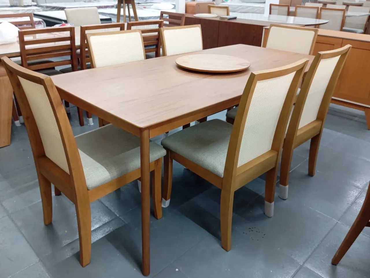Conjunto Mesa de Jantar com 6 Cadeiras em Madeira
