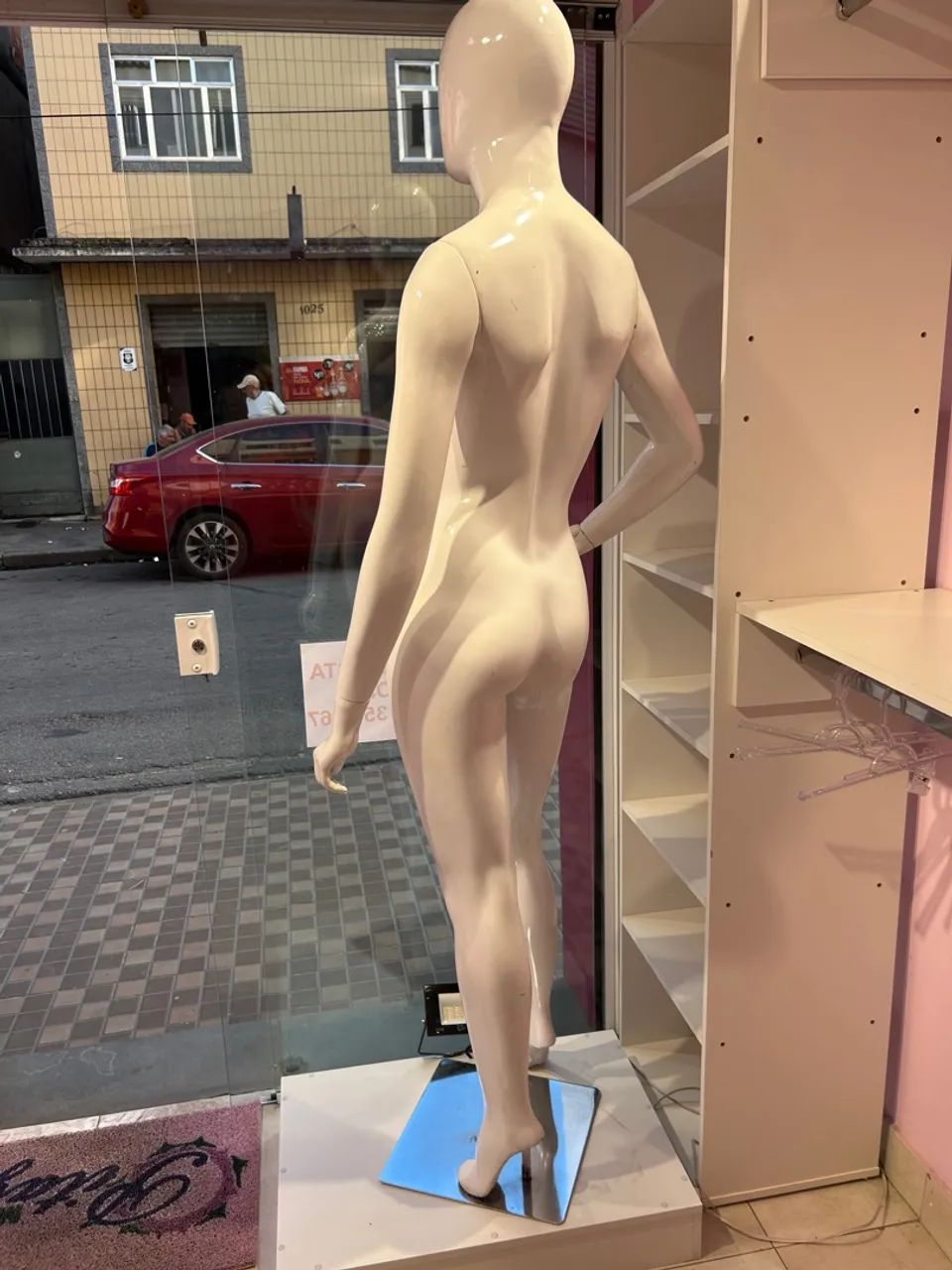 Manequim Feminino Branco Fibra - Foto 4
