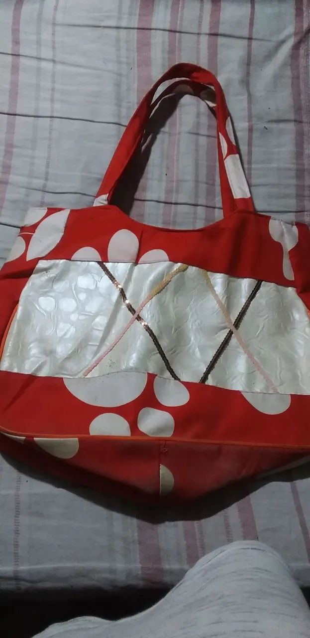 Bolsa de ombro vermelha com detalhes - Foto 4