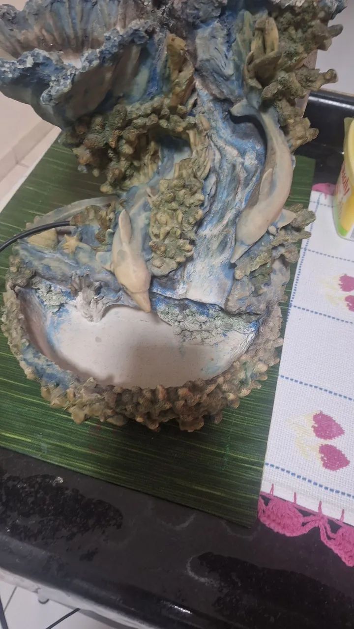 Fonte de água decorativa com golfinhos