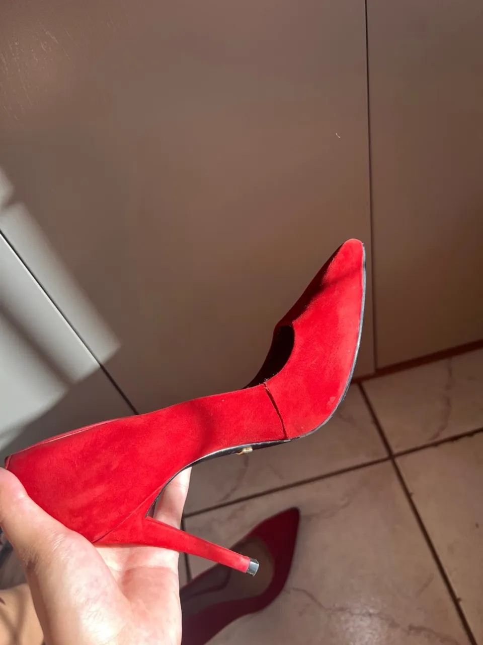 Scarpin vermelho de camurça