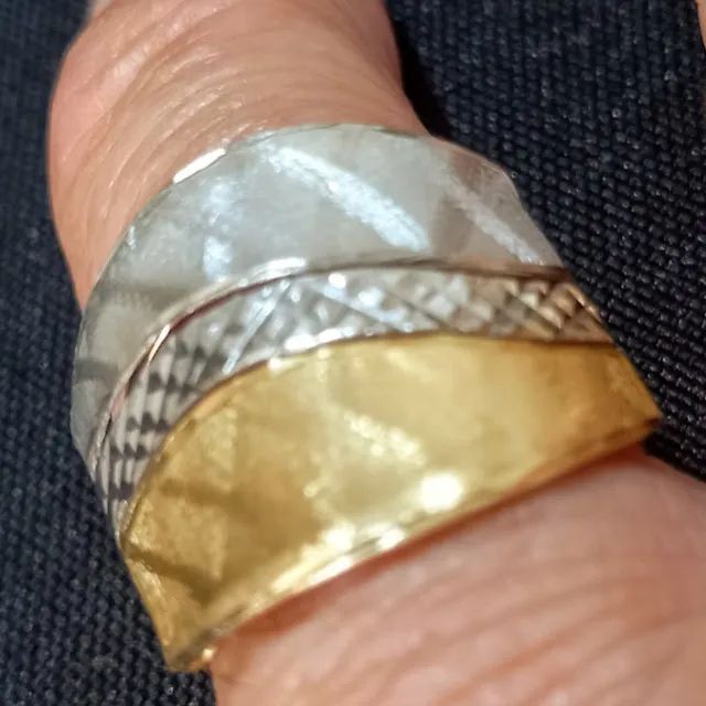 Anel em Dois Fios de Ouro em Dois Tons (Branco/Amarelo) Com Desenhos em Baixo Relevo - Foto 5