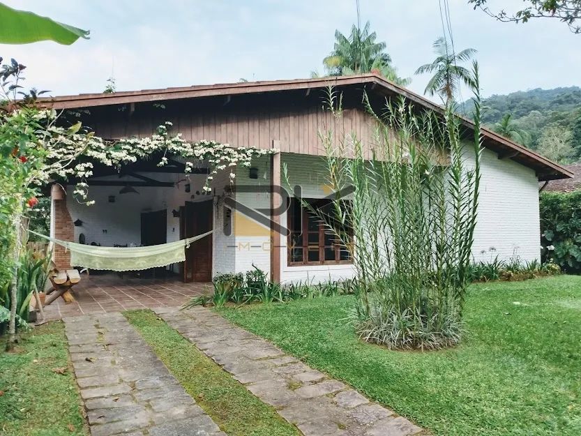 CASA EM CONDOMINIO FECHADO COM 4 DORMITÓRIOS,3 VAGAS DE GARAGEM,VARANDA GOURMET COM CHURRA