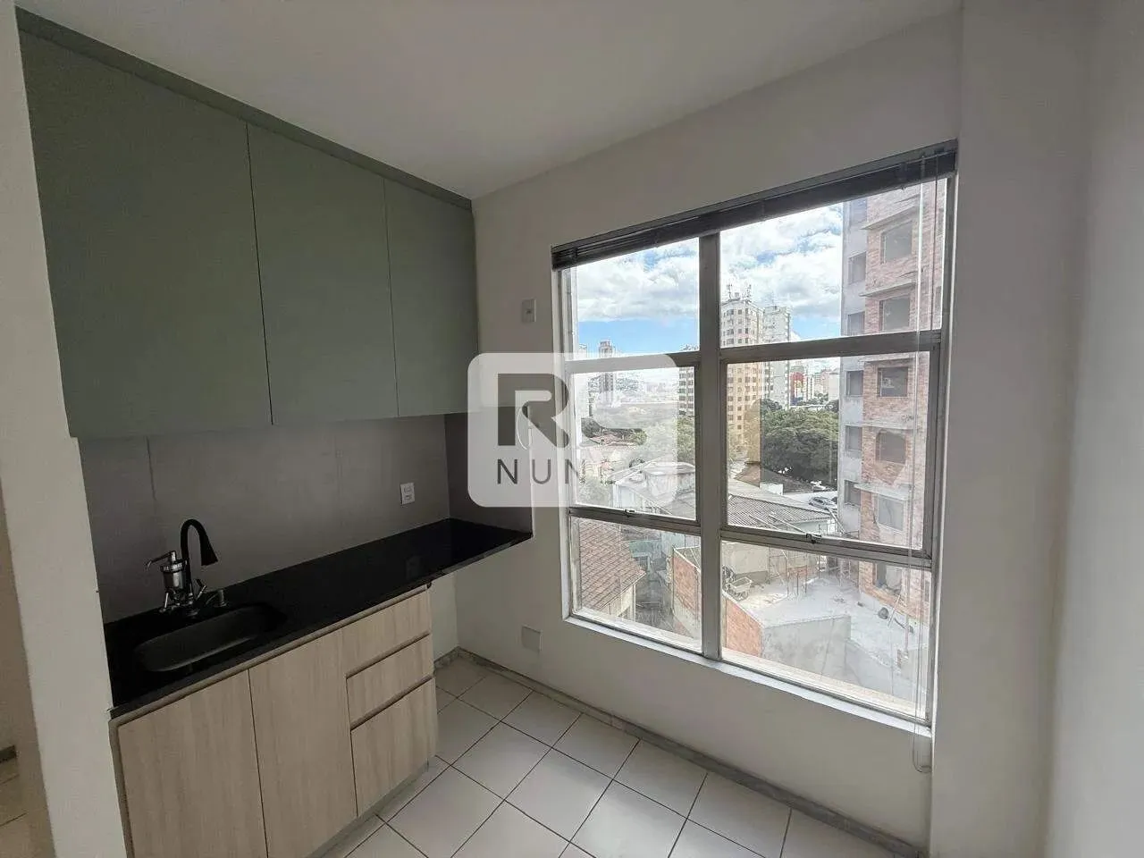 Sala Ampla de 36,73m² Reformada no Coração do Lourdes BH | Pronta para Uso