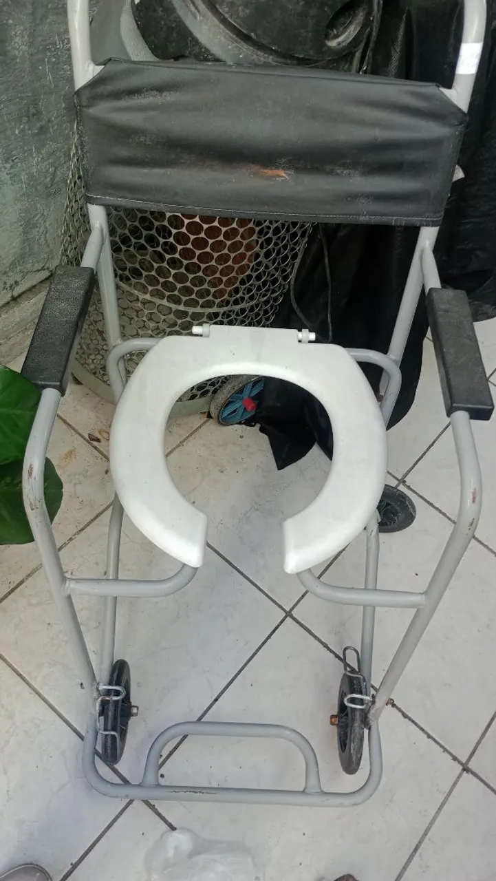 São 2 cadeiras de banho para reparo da roda !