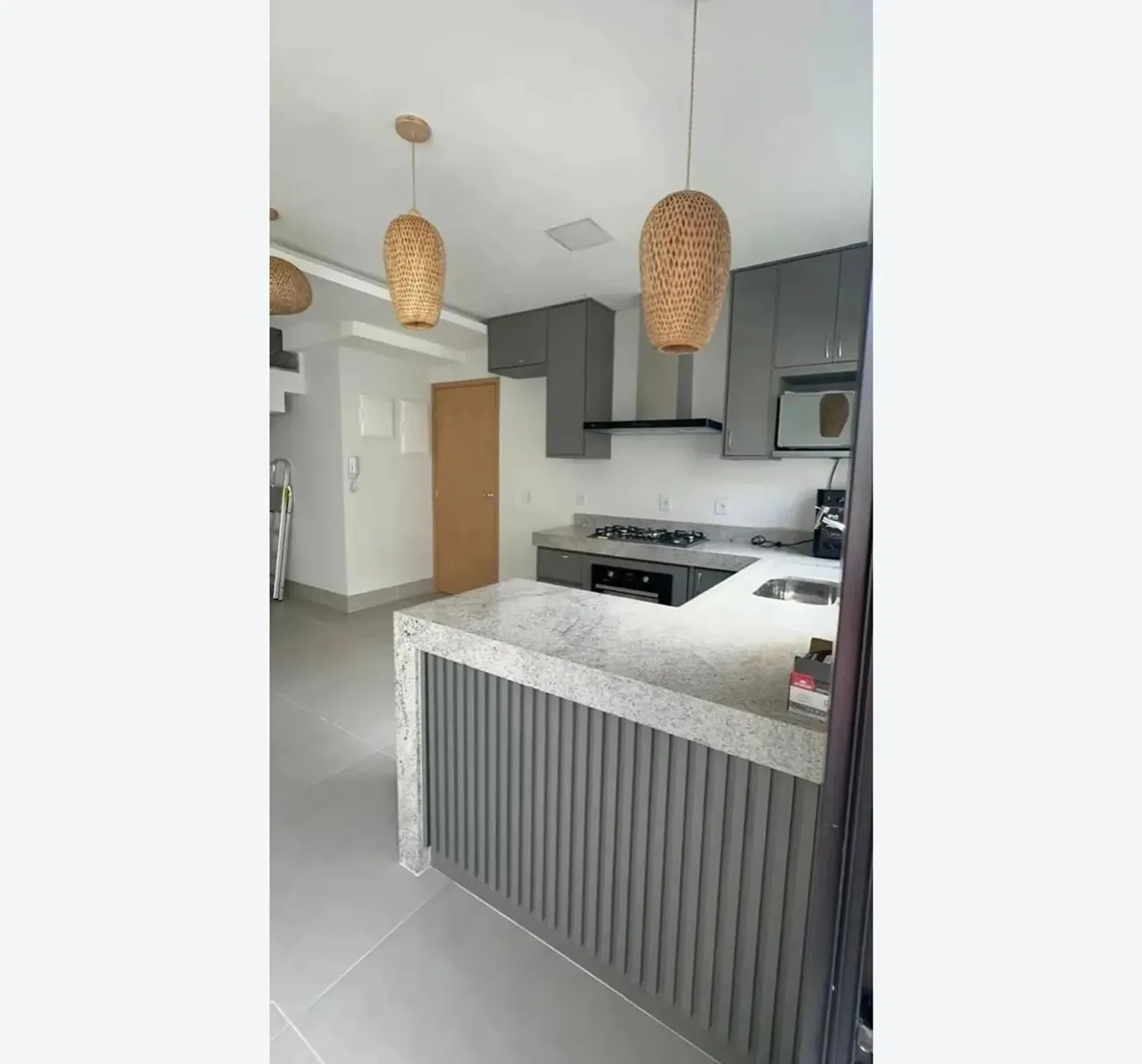 Sobrado com 3 suítes plenas, Novo, Semi mobiliado Condomínio House Garden - St. Jaó