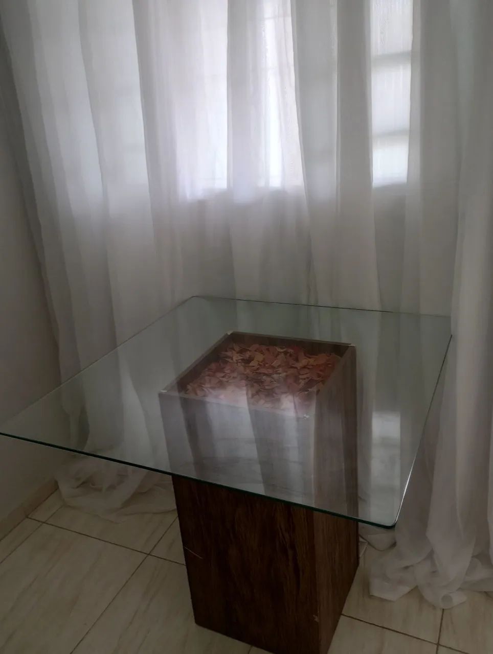 Mesa de jantar com base de madeira e tampo de vidro - Foto 2