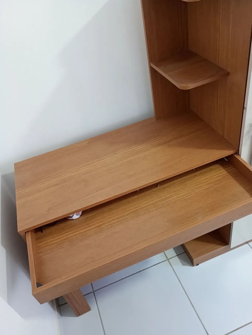 Semi-new desk with shoe storage64276681104002121