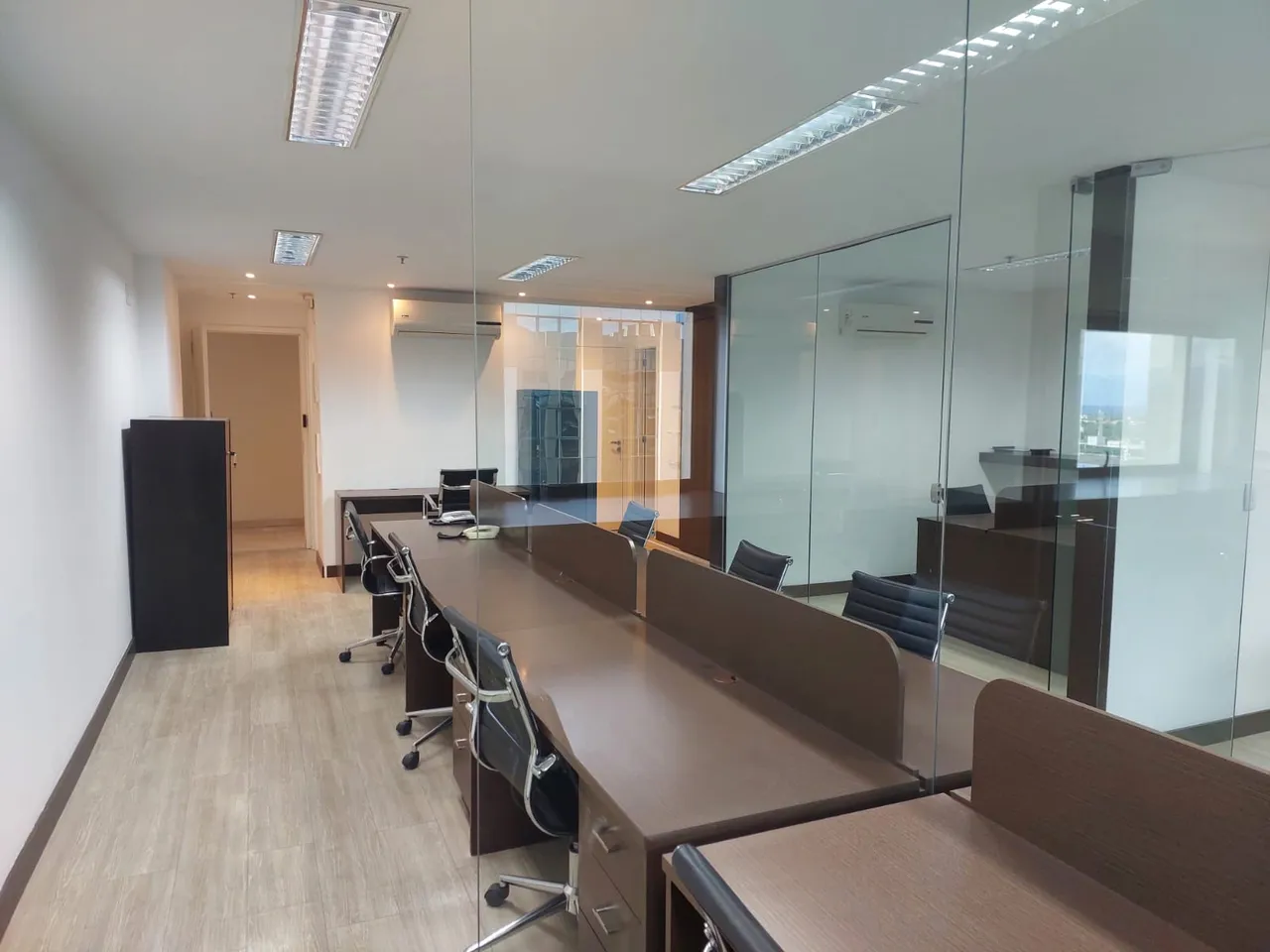 Sala pronta com divisória em madeira e blindex , 01 copa, 75 m² no CEO na Barra da Tijuca