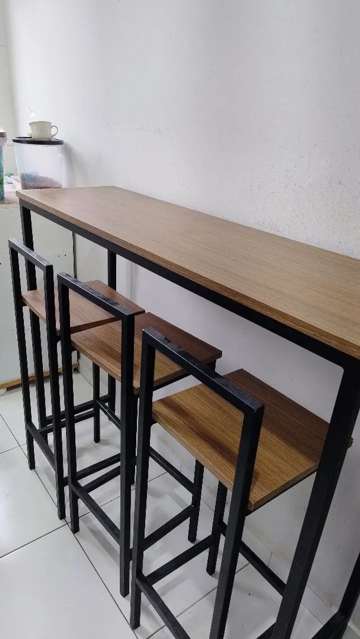 Mesa alta com banquetas estilo industrial