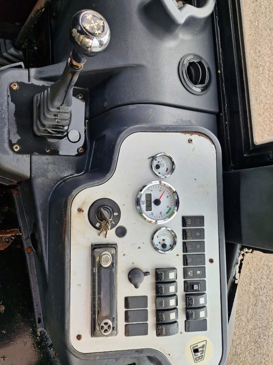 Retro Escavadeira JCB 3C Plus ano 2012 com 7.100 horas tração 4x4 motor mwm internacional  - Foto 4