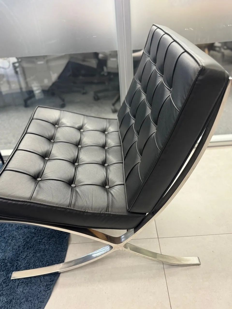 Poltrona em couro legítimo e aço Inox Barcelona - Foto 2