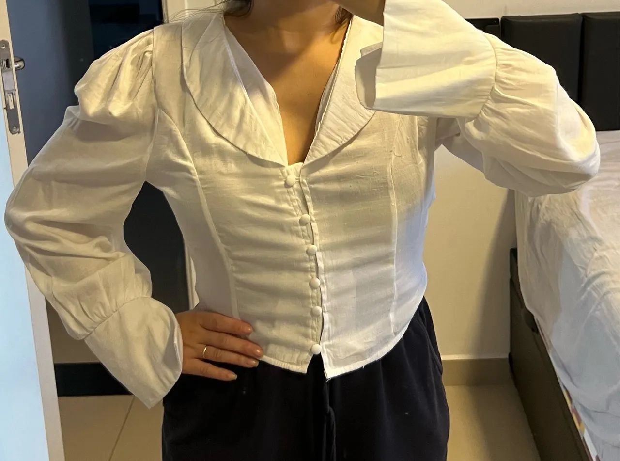 Blusa branca P com mangas bufantes