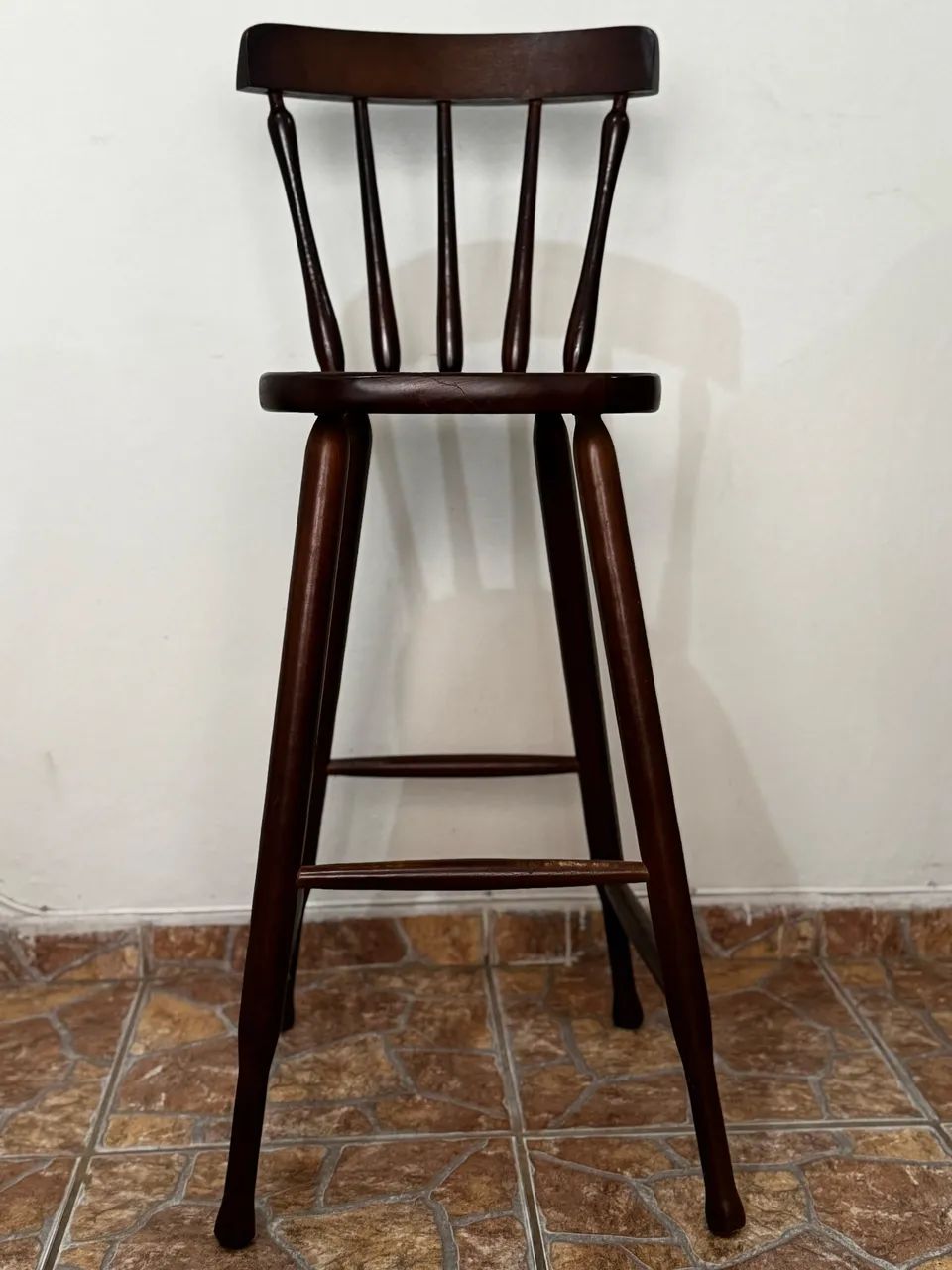 Banqueta alta de madeira 