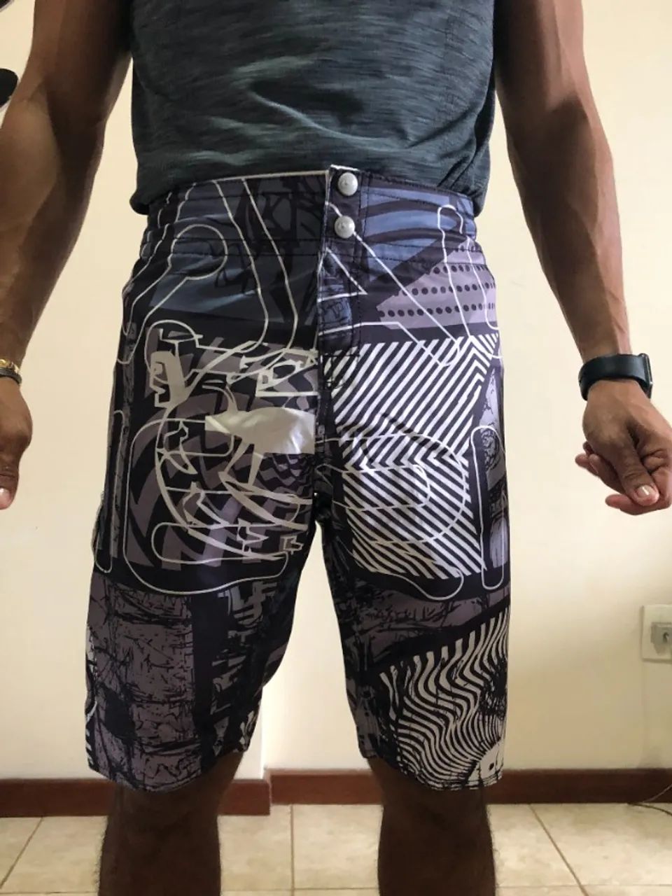 Bermuda moda surf. Diversos modelos. Tam M e P R$ 45,00 cada R$ 45,00 - Foto 2