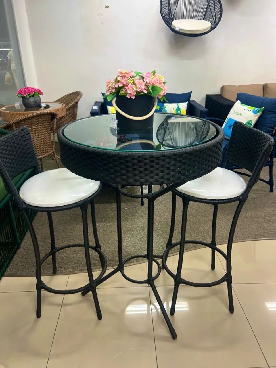 Conjunto de bistrô + 2 banquetas novas