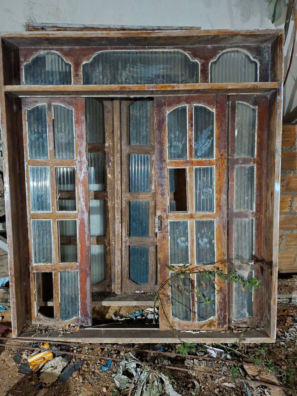 Duas janelas de madeira e vidro 