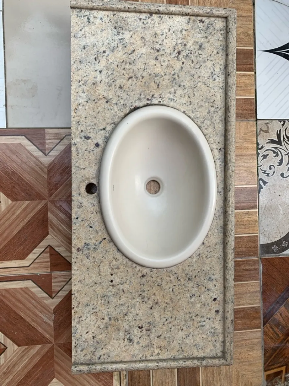 Pia de banheiro em granito e porcelana